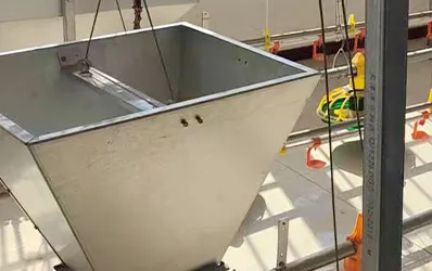 Stainless steel feed hopper supports continuous automatic feeding